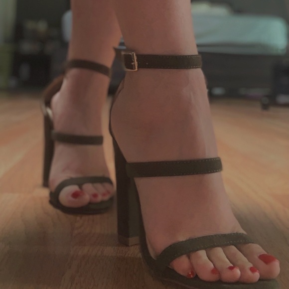 Olive opened toed heels - Picture 2 of 2